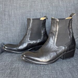 Frye Black Chelsea Boots – Women’s Size 7 – Distressed Leather – Small Heel